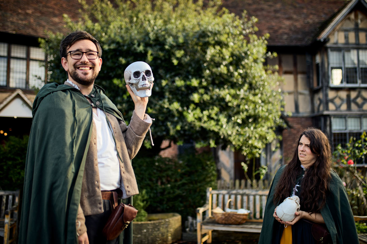 ShakespeareBT's tweet photo. This weekend is your final chance this year to experience:
🎭 Spooky live performances at Shakespeare’s Birthplace
🪶 Our First Folio Exhibition at Shakespeare’s New Place
🏠 Anne Hathaway’s Cottage and its grounds
🚶 Our Folio 400 trail

Don’t miss out: https://t.co/bmwzNwQNFa https://t.co/WLTYIqk1bb