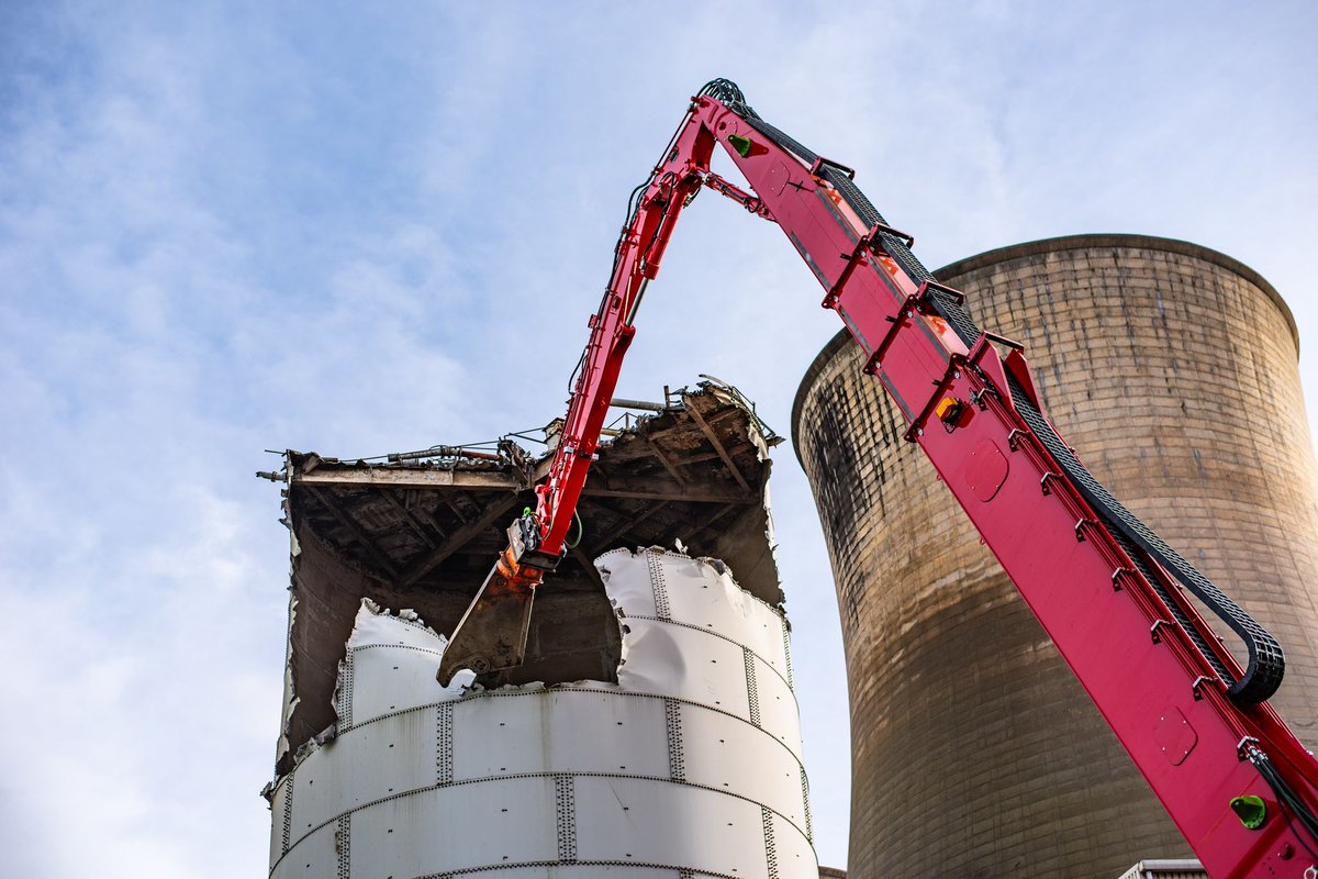 BrownandMason's tweet image. What an incredible week it&apos;s been!
We used a high-reach, top-down approach at Cottam to carefully dismantle the silos in segments using a shear attachment. It required time, patience, and precision, but the results are truly remarkable! 💪 

#DemolitionWeek #PrecisionWork #Cottam