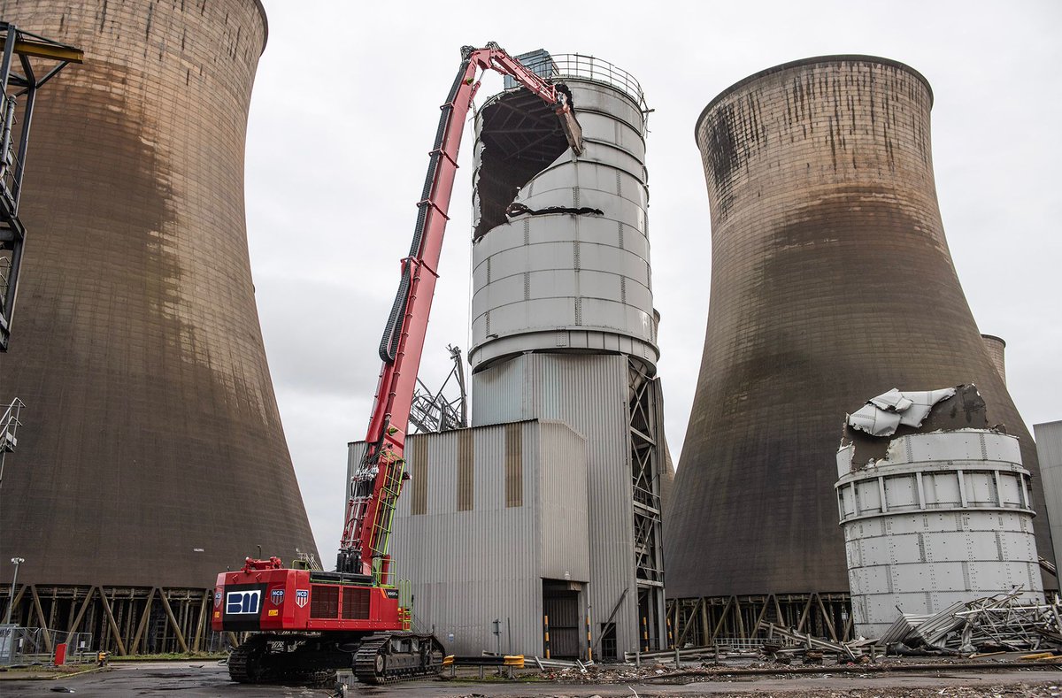 BrownandMason's tweet image. What an incredible week it&apos;s been!
We used a high-reach, top-down approach at Cottam to carefully dismantle the silos in segments using a shear attachment. It required time, patience, and precision, but the results are truly remarkable! 💪 

#DemolitionWeek #PrecisionWork #Cottam