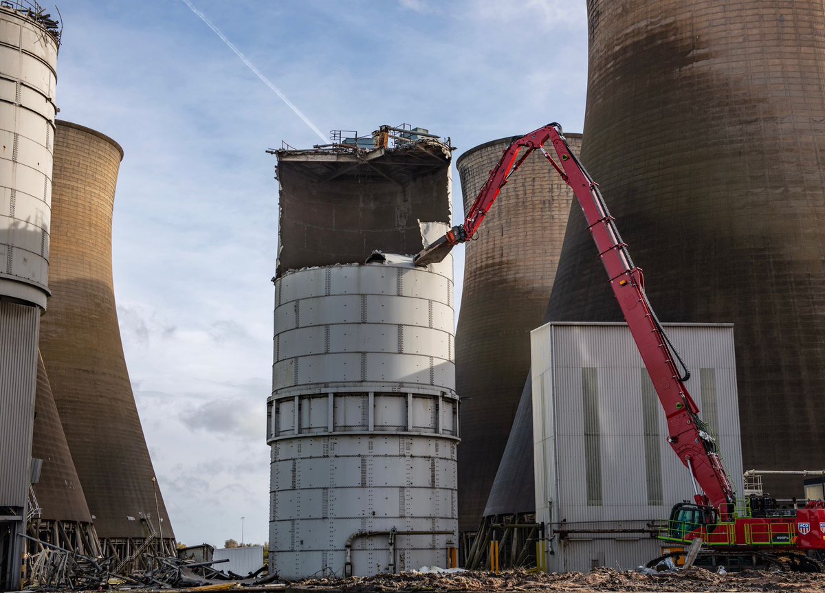BrownandMason's tweet image. What an incredible week it&apos;s been!
We used a high-reach, top-down approach at Cottam to carefully dismantle the silos in segments using a shear attachment. It required time, patience, and precision, but the results are truly remarkable! 💪 

#DemolitionWeek #PrecisionWork #Cottam