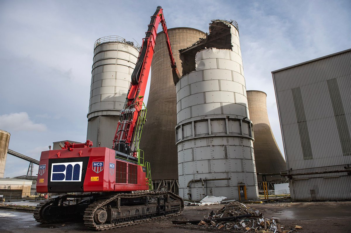BrownandMason's tweet image. What an incredible week it&apos;s been!
We used a high-reach, top-down approach at Cottam to carefully dismantle the silos in segments using a shear attachment. It required time, patience, and precision, but the results are truly remarkable! 💪 

#DemolitionWeek #PrecisionWork #Cottam