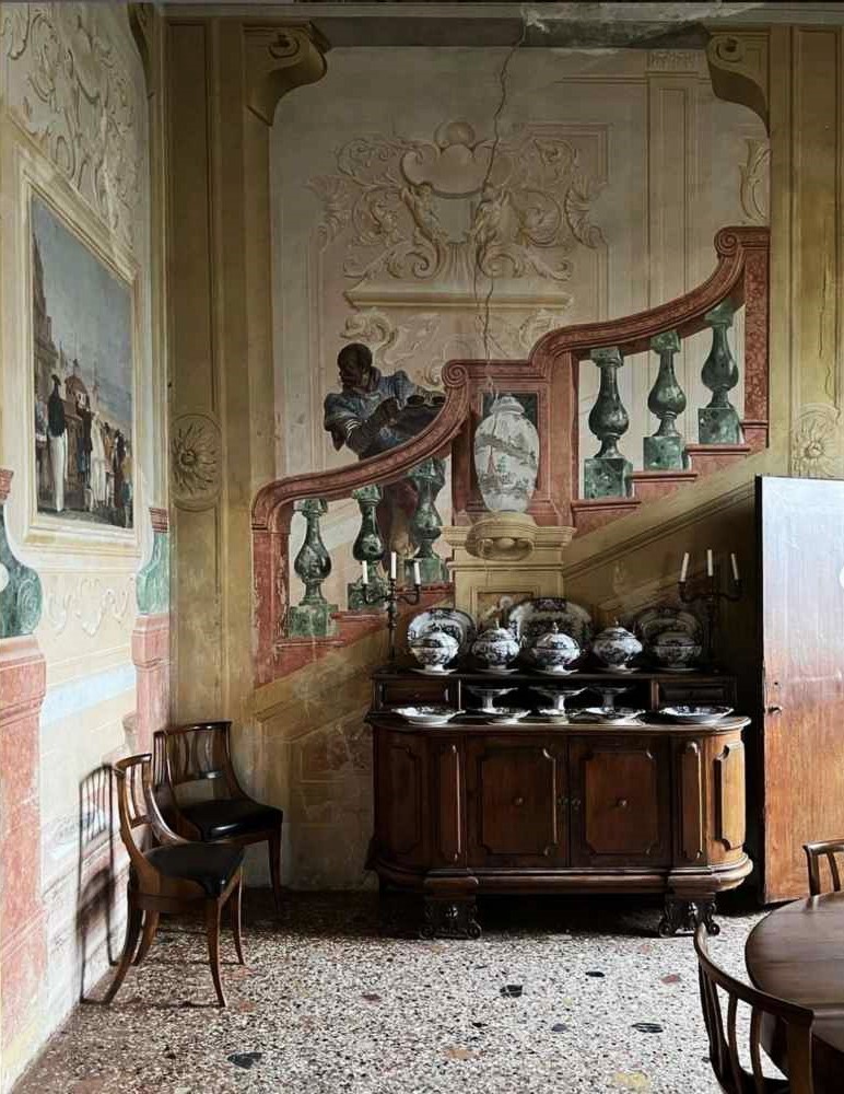 LadyJhershierra's tweet image. Villa Valmarana ai Nani, a 17th-century villa in Vicenza, Veneto, Italy. Completed in 1670, it has been owned by the Valmarana family since 1720.

#italiandesign #frescoes #17thcentury #villavalmarana #interiordesign #beautifularchitecture