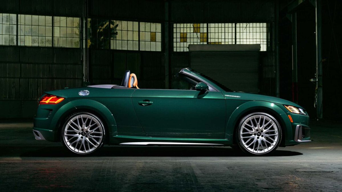 AutosRodando's tweet image. Audi TT Roadster Edición Final deslumbra con un exclusivo tono verde. 
El Audi TT Roadster Edición Final se presenta como un canto de cisne, combinando lo mejor del diseño clásico con toques modernos.... 
#audi #AudiTTRoadster

autosrodando.com/audi-tt-roadst…