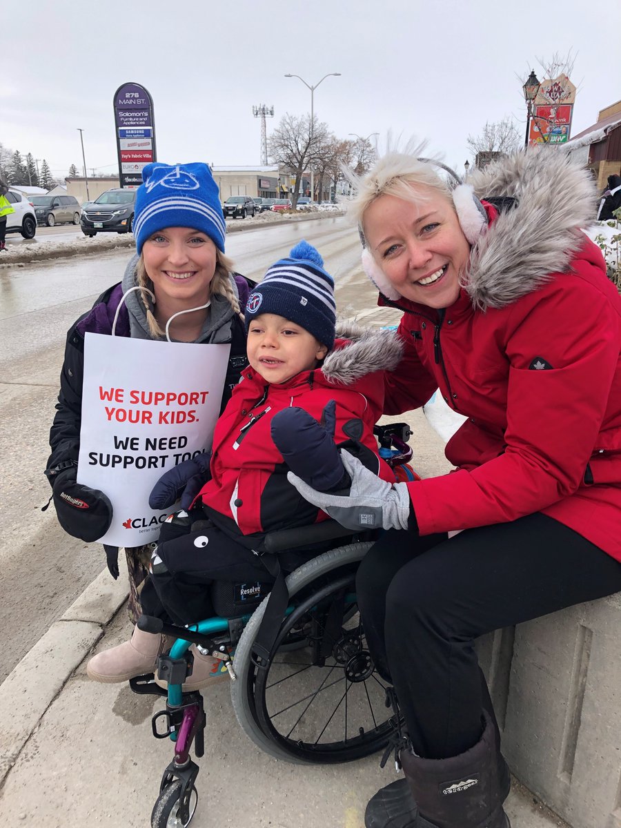 clacunion's tweet photo. It's another day on the picket lines for our #educationalassistant members in Steinbach.

Help us keep up the momentum—thank you for your cheers, honks, and likes! 👏👋💪

#FairPayForEAs #HanoverSchoolDivision #SteinbachMB #strike @HanoverSD https://t.co/Lrk59kkuv3