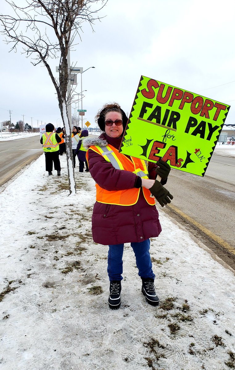 clacunion's tweet photo. It's another day on the picket lines for our #educationalassistant members in Steinbach.

Help us keep up the momentum—thank you for your cheers, honks, and likes! 👏👋💪

#FairPayForEAs #HanoverSchoolDivision #SteinbachMB #strike @HanoverSD https://t.co/Lrk59kkuv3