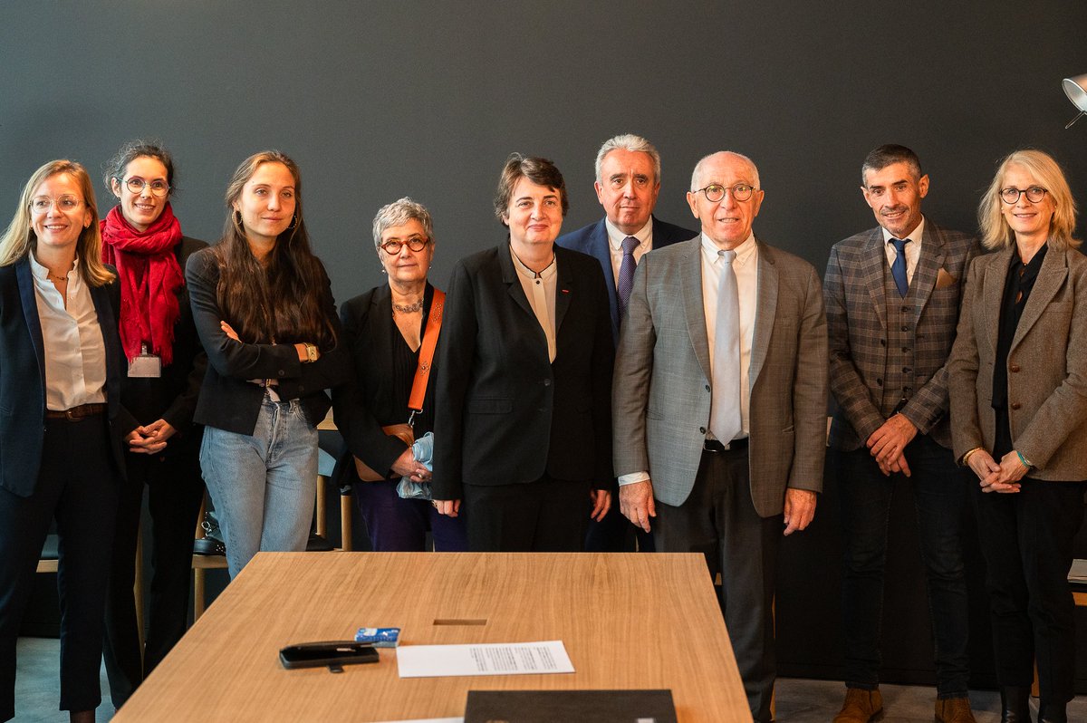 VilleDeBayonne's tweet photo. 🖼 Musée Bonnat-Helleu | La Présidente-directrice du @MuseeLouvre, Laurence des Cars et le Maire de Bayonne, @JreneEtchegaray ont signé, ce matin, au @MuseeBH, une convention de partenariat établie pour 5 ans entre la @VilleDeBayonne et le @MuseeLouvre.
Riche de plus de 2 500 œuvres issues du legs Bonnat, le @MuseeBH - musée des Beaux-Arts de la @VilleDeBayonne accueille depuis 1922 l’ensemble de dépôts du musée du Louvre le plus important sur le territoire français. 
Dans la perspective de la réouverture du @MuseeBH à l’été 2025, la @VilleDeBayonne et le @MuseeLouvre nouent un partenariat ambitieux en vue de valoriser, auprès de tous les publics, une collection d’œuvres d’art d’exception au cœur de Bayonne et du Pays Basque.
#BayonneMaVille