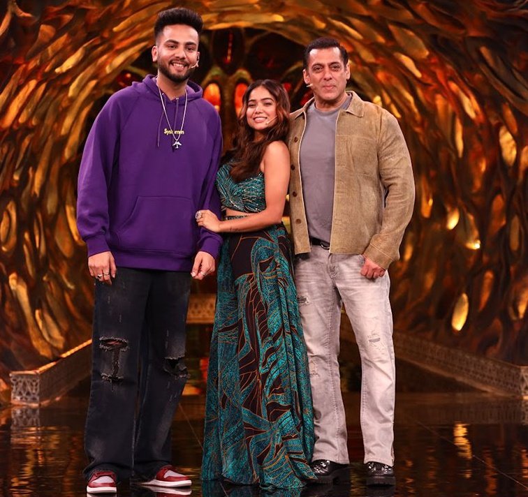 Elvish Yadav and Manisha Rani pose with Salman Khan

Like &amp; Comments - If you can't wait for the episode 🤩 #BiggBoss17