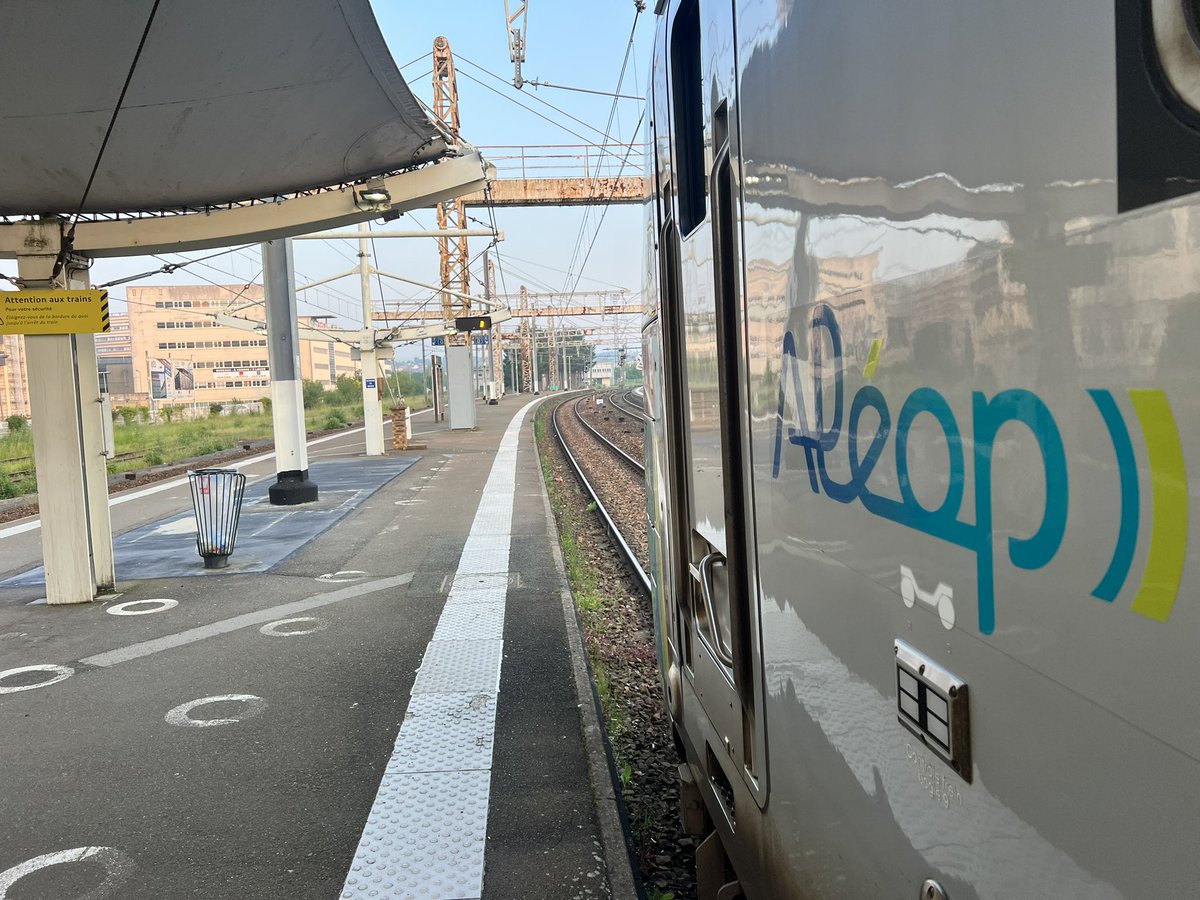 TERPays2LaLoire's tweet photo. 🦺[#InfoTravaux]🦺 SAMEDI 4 NOVEMBRE
 LIGNE 23 : #LeMans➡️#Nogent➡️#Rotrou 
Demain des travaux sont prévus en gare de #Rambouillet. 

❌Les #TER ne desserviront pas les gares suivantes :
 ⚠️#Versailles 
 ⚠️#ParisMontparnasse https://t.co/EUfKQaKNvP