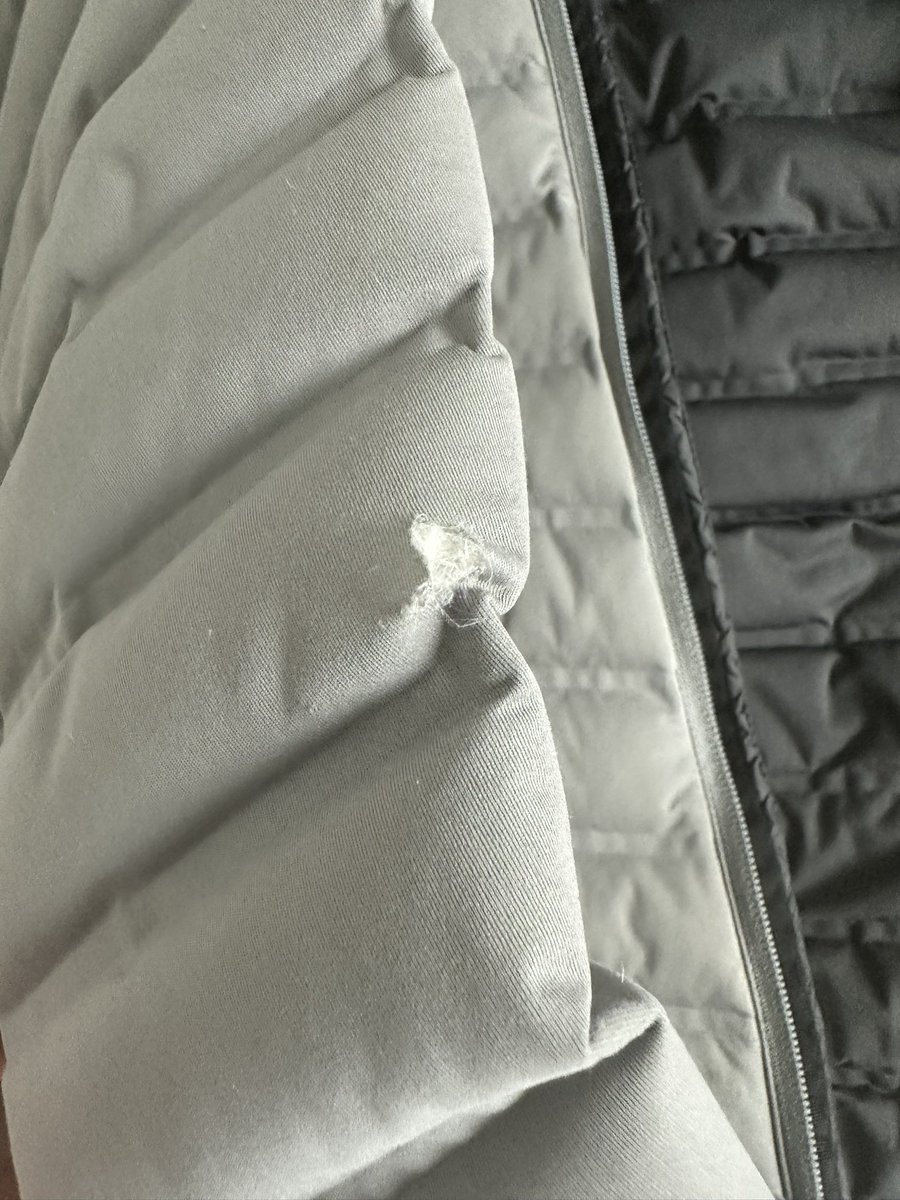 abhilash09's tweet photo. @hardwear terrible quality and you call your products durable!! 🤦‍♂️ https://t.co/EyhgKNgE9J