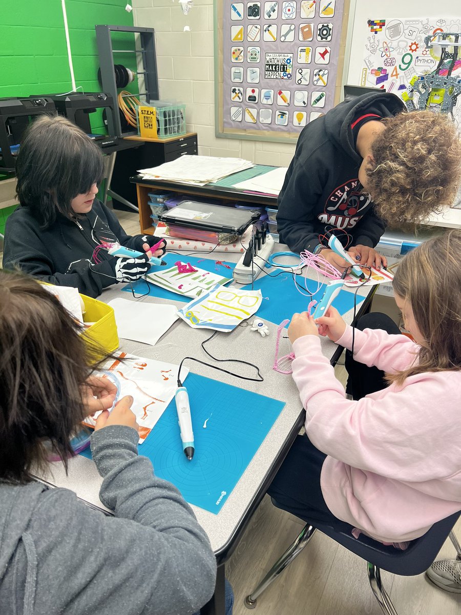 gubbins_nicole's tweet image. Friday frolic day in the STEM lab. #channahonpride #freebuild