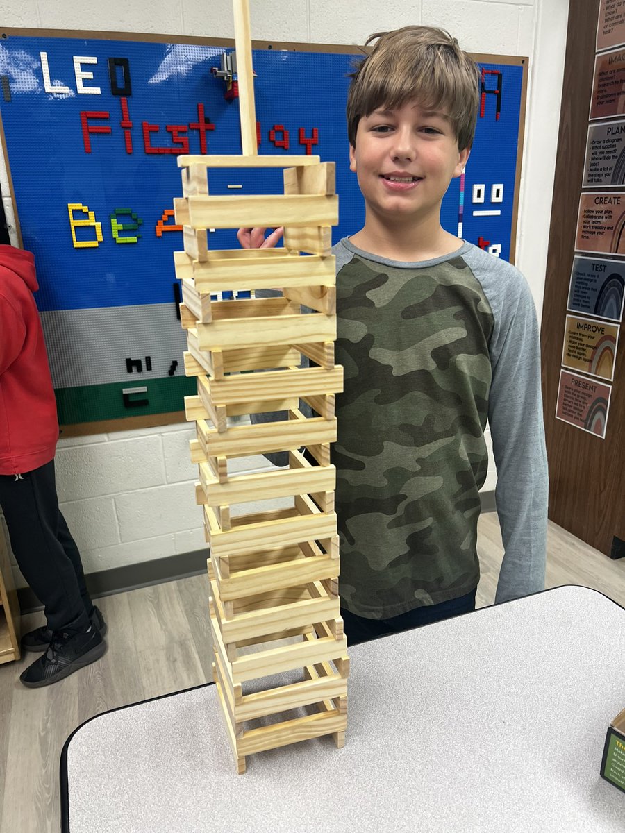 gubbins_nicole's tweet image. Friday frolic day in the STEM lab. #channahonpride #freebuild