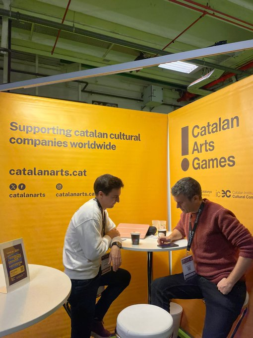 💥🟡La déléguée, @Eva_Doya, a visité hier le stand de @catalanarts au salon @gameconnection de Paris. Elle a échangé avec les 9 entreprises et studios catalans qui forment la délégation #CatalanArtsGames. 🕹️ La Catalogne compte plus de 200 entreprises du secteur du jeu vidéo !