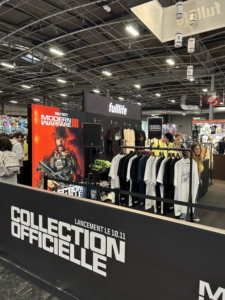 Au stand des frérots <a href="/Fulllife_fr/">Fulllife</a> 🤘 allez vite récupérer votre bon de reduc sur la boutique et un code pour des items pour la sortie #MW3 

#CallofDuty #ParisGamesWeek #twitchstreamer #fulllife #geek