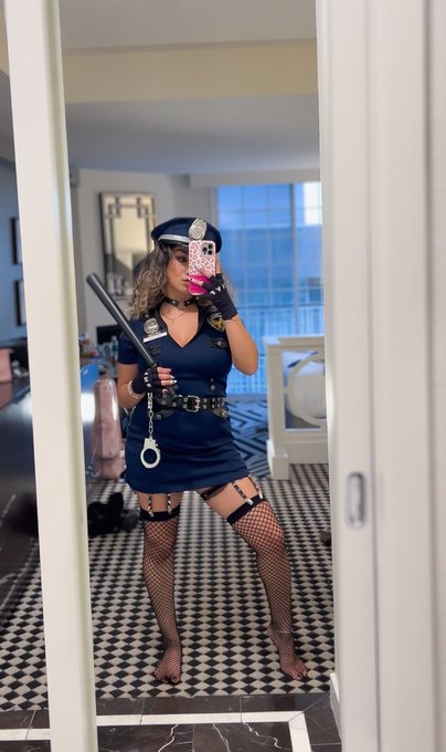 how badly do you like my fishnets 1-10 😈 https://t.co/sKcwMceCdF