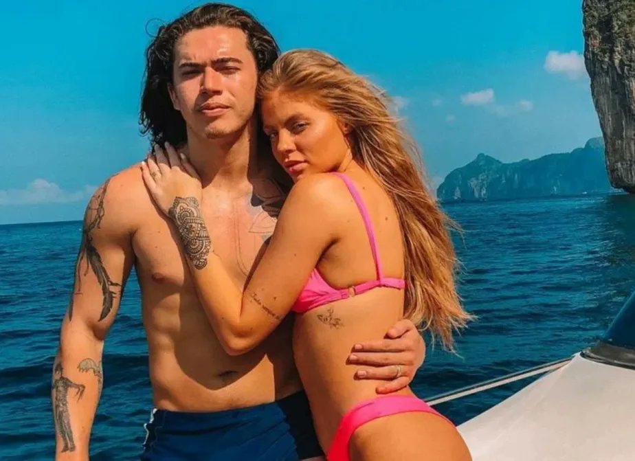 poponze's tweet image. Luísa Sonza revela que ainda sente ciúmes do Whindersson. 

"Ele foi o grande amor da minha vida. Ontem liguei pra ele e me ignorou. Depois me ligou e eu perguntei 'O que você tava fazendo que me ignorou?' Ai ele disse que tava com uma menina e eu fico de olho".