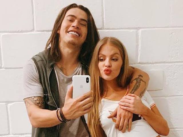 poponze's tweet image. Luísa Sonza revela que ainda sente ciúmes do Whindersson. 

"Ele foi o grande amor da minha vida. Ontem liguei pra ele e me ignorou. Depois me ligou e eu perguntei 'O que você tava fazendo que me ignorou?' Ai ele disse que tava com uma menina e eu fico de olho".