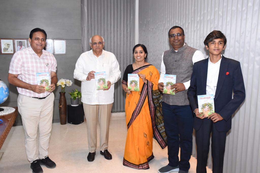 Bhupendrapbjp's tweet photo. દેવભૂમિ દ્વારકાના કલેક્ટર શ્રી અશોક શર્મા દ્વારા લિખિત “ગીતાનો જીવનધ્વનિ”, માહિતી ખાતાના કર્મચારી મનીષાબેન વાઘેલા દ્વારા લિખિત ચિંતનાત્મક પુસ્તક “વિચાર વૃક્ષ” તેમજ અનસ્ટોપેબલ ઈન્ડિયા ફાઉન્ડેશનના ચેરમેન શ્રી મેહુલ મકવાણા દ્વારા માનનીય વડાપ્રધાન શ્રી નરેન્દ્રભાઈ મોદીના ‘મન કી બાત’ કાર્યક્રમના સંસ્કરણોના હિંદી, ગુજરાતી અને અંગ્રેજીમાં ભાષાંતરના પુસ્તકનું વિમોચન કર્યું. ત્રણેય લેખકોને વિચારપ્રેરક અને જીવનોપયોગી પુસ્તકોના લેખન બદલ અભિનંદન સહ શુભકામના.