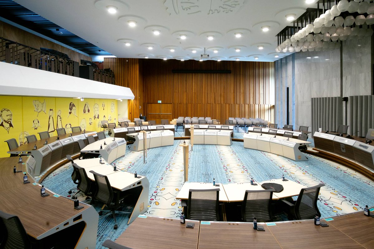 ArnhemRaad's tweet photo. Maandag om 20.45 uur zal de #raad026 extra vergaderen over de brief van het college waarin staat dat de gemeente al in 2024 rekening moet houden met miljoenen aan extra uitgaven om de zorg voor de Arnhemmers te kunnen blijven betalen. https://t.co/s6sES9hAgO