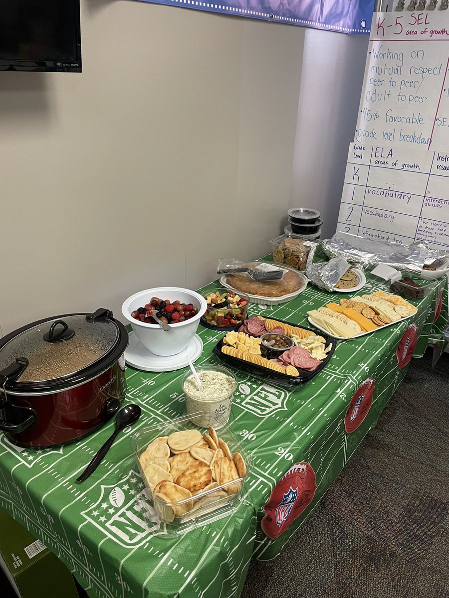 WoParkLibrary's tweet photo. Grateful for our staff and this amazing tailgate potluck today! #ItsWorthIt #ParkSharks #FallPotluck #GoBucks https://t.co/484HQAwVHk