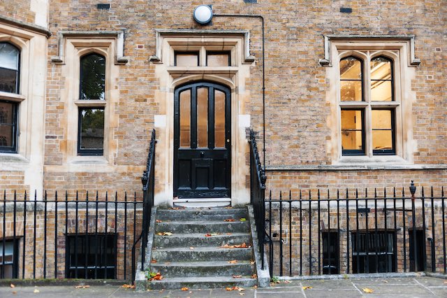 cadogantate's tweet image. Houses in Barnes and in Richmond are highly sought-after by buyers and renters alike, so you’ll find plenty of local estate agents who can help in the search for your dream property.

Our guide to moving to Barnes: cadogantate.com/en/moving-to-b… #BarnesMovers #Removals #ExpatTips