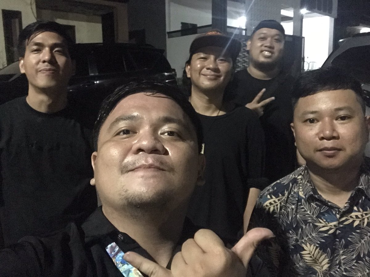 All tike friends…
<a href="/Quincy_Vincent/">Quincy Vincent</a> <a href="/ndronicus/">Andronicus Lontoh</a> <a href="/Rhqmond/">Nathaliel Lauw</a> <a href="/YehezkielAW/">Yehezkiel Walangitan</a>