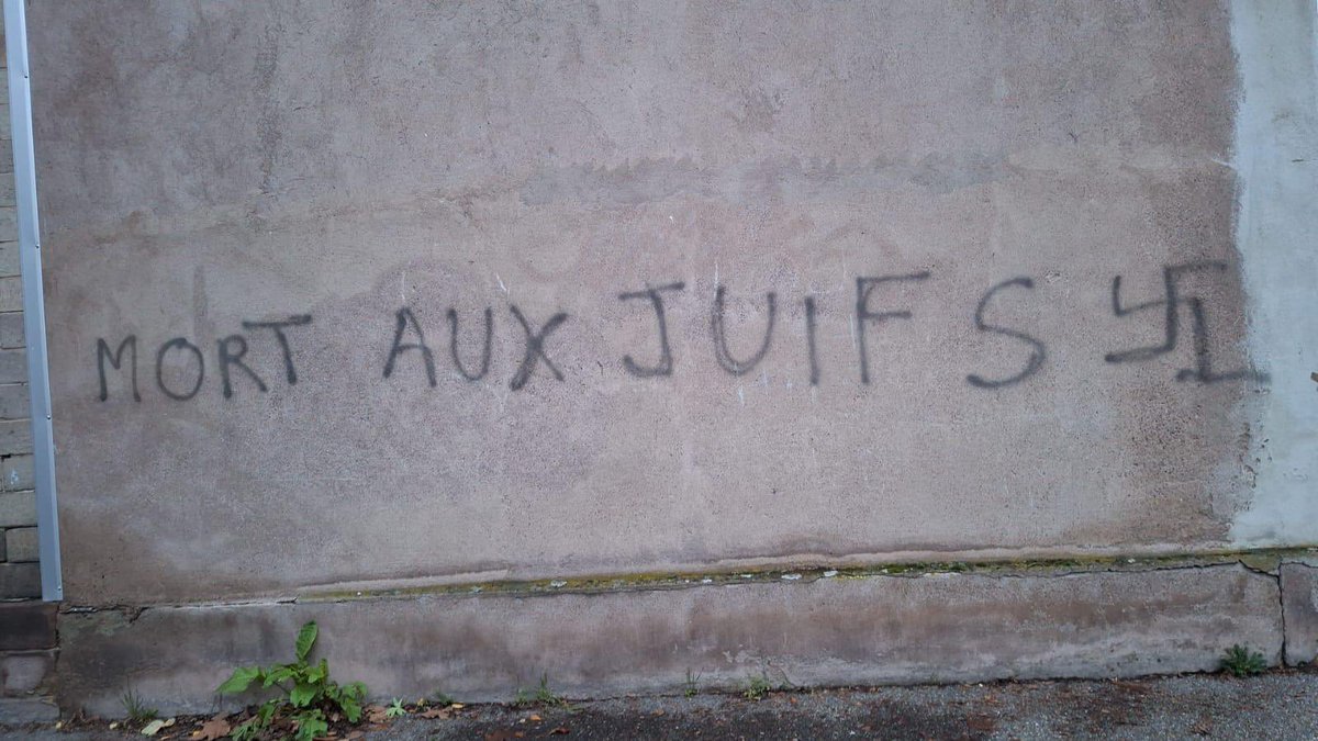 CelineGeissmann's tweet photo. C’est avec effroi que nous avons constaté des tags antisemites aujourd’hui à #Strasbourg sur les murs d’écoles : “un bon juif est un juif mort. Vive Palestine” ou “Mort aux juifs” avec plusieurs croix gammées. Nous condamnons fermement ces actes intolérables et demandons à la ville de Strasbourg de porter plainte. L’#antisémitisme explose partout en Europe. Nous ne devons rien laisser passer.