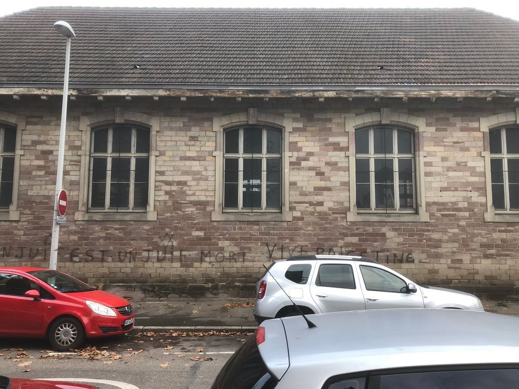 C’est avec effroi que nous avons constaté des tags antisemites aujourd’hui à #Strasbourg sur les murs d’écoles : “un bon juif est un juif mort. Vive Palestine” ou “Mort aux juifs” avec plusieurs croix gammées. Nous condamnons fermement ces actes intolérables et demandons à la