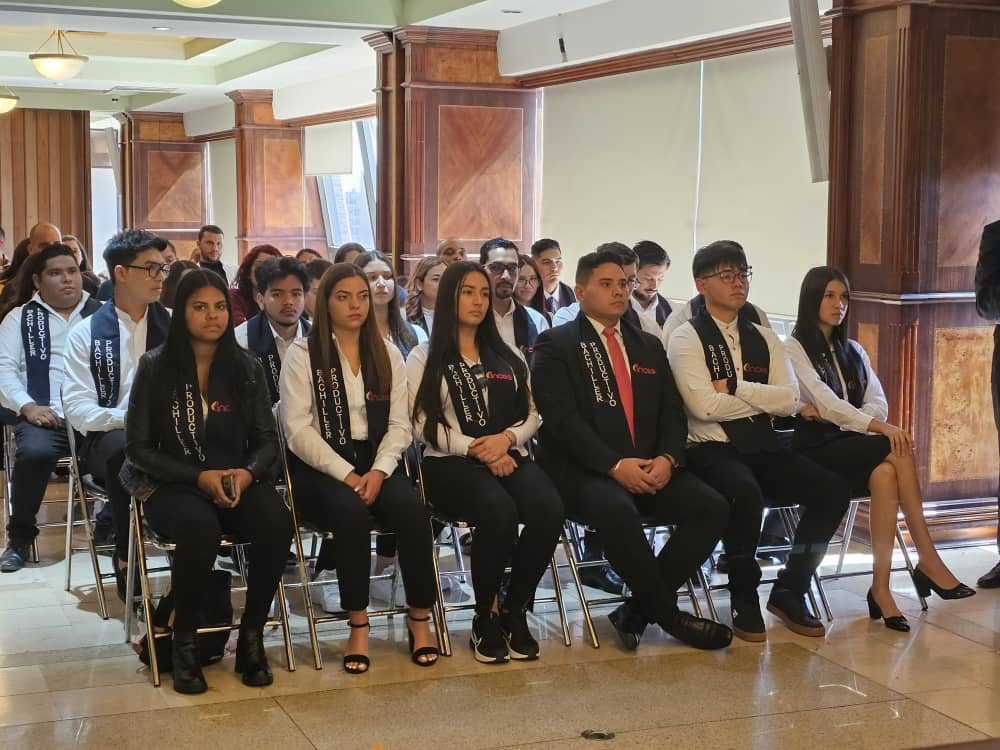 WuikelmanAngelP's tweet photo. Desde Quito, Ecuador en el acto formal para el conferimiento de títulos y certificados a los nuevos 26 Bachilleres Productivos Inces residentes en esta nación. 
Cumpliendo con el sagrado derecho de la educación a los venezolanos y venezolanas
#BachilleresProductivosIncesEnEcuador https://t.co/XChkRE68zk
