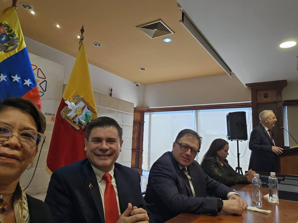 WuikelmanAngelP's tweet photo. Desde Quito, Ecuador en el acto formal para el conferimiento de títulos y certificados a los nuevos 26 Bachilleres Productivos Inces residentes en esta nación. 
Cumpliendo con el sagrado derecho de la educación a los venezolanos y venezolanas
#BachilleresProductivosIncesEnEcuador https://t.co/XChkRE68zk