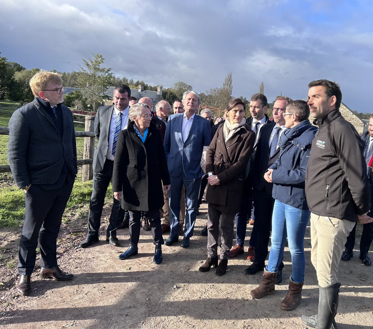 Déplacement de <a href="/Elisabeth_Borne/">Élisabeth BORNE</a> <a href="/MFesneau/">Marc Fesneau</a> <a href="/AOC1978/">Amélie Oudéa-Castéra</a> accueillis par <a href="/FredericBouix/">Frédéric Bouix</a> au nom de la #FFE dans un club équestre normand au sujet de la mesure retenue par l’exécutif lors du projet de loi de finances permettant d’appliquer à nouveau un taux de 5,5% de #TVA à l’équitation