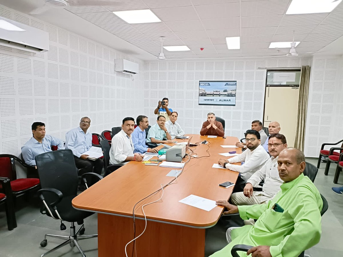 DEO_Alwar's tweet image. #AssemblyElections2023 जिला निर्वाचन अधिकारी श्री अविचल चतुर्वेदी की अध्यक्षता एवं राजनीतिक दलों के प्रतिनिधियों की उपस्थिति में EVM मशीनों का प्रथम रेंडमाइजेशन हुआ जिससे रेंडम आधार पर विधानसभावार ईवीएम आवंटित  हुई। @CeoRajasthan @ECISVEEP @avicster @drarushimalik #Randomization
