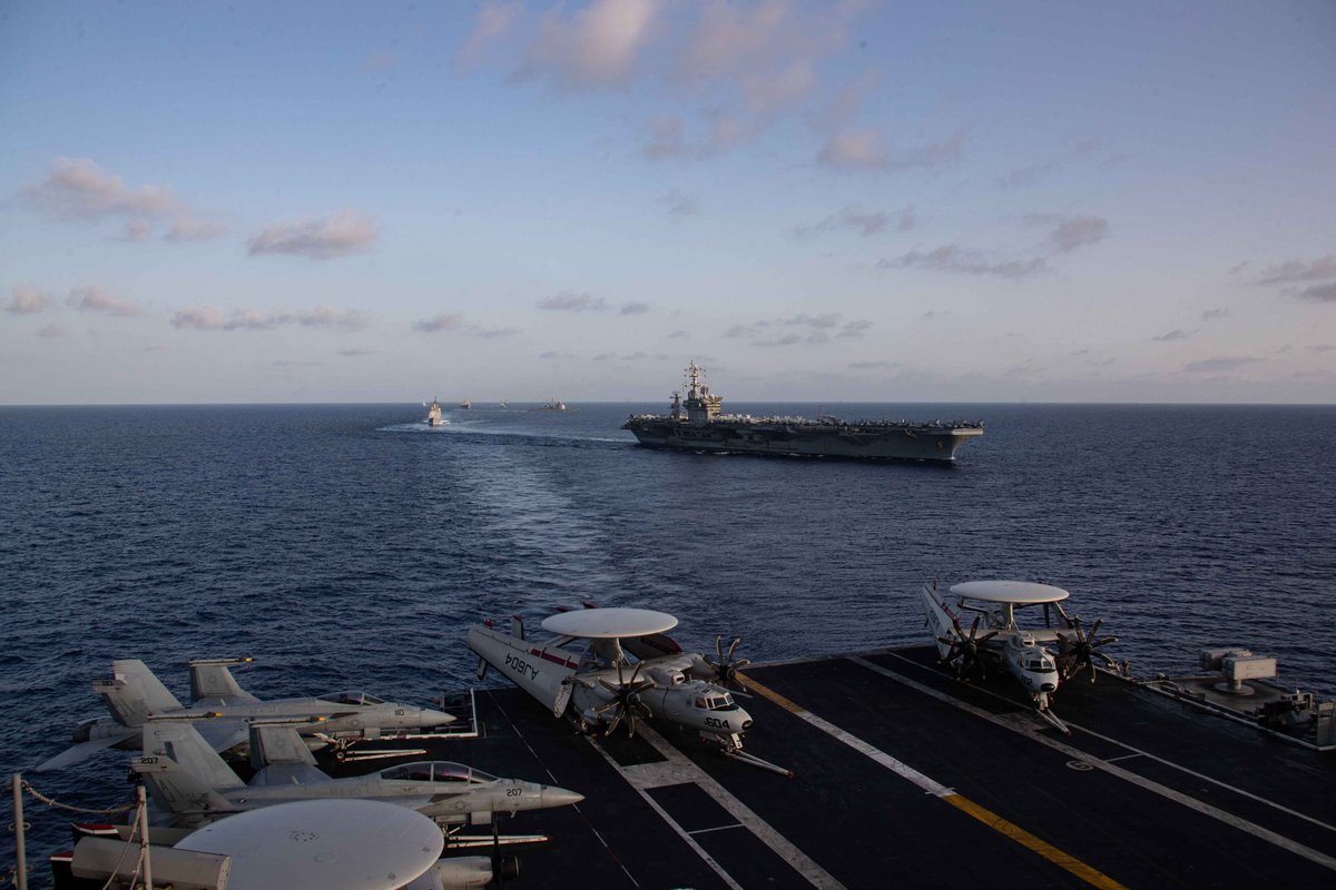 #StrongerTogether 🇺🇸🇮🇹

@USNavy 🇺🇸 Sailors and naval aviators from the @TheCVN69 CSG and @Warship_78 CSG sailed alongside #USSMountWhitney and @ItalianNavy 🇮🇹 frigates ITS Fasan & ITS Margottini in the #MediterraneanSea, Nov. 3.

For more: c6f.navy.mil/Press-Room/New…