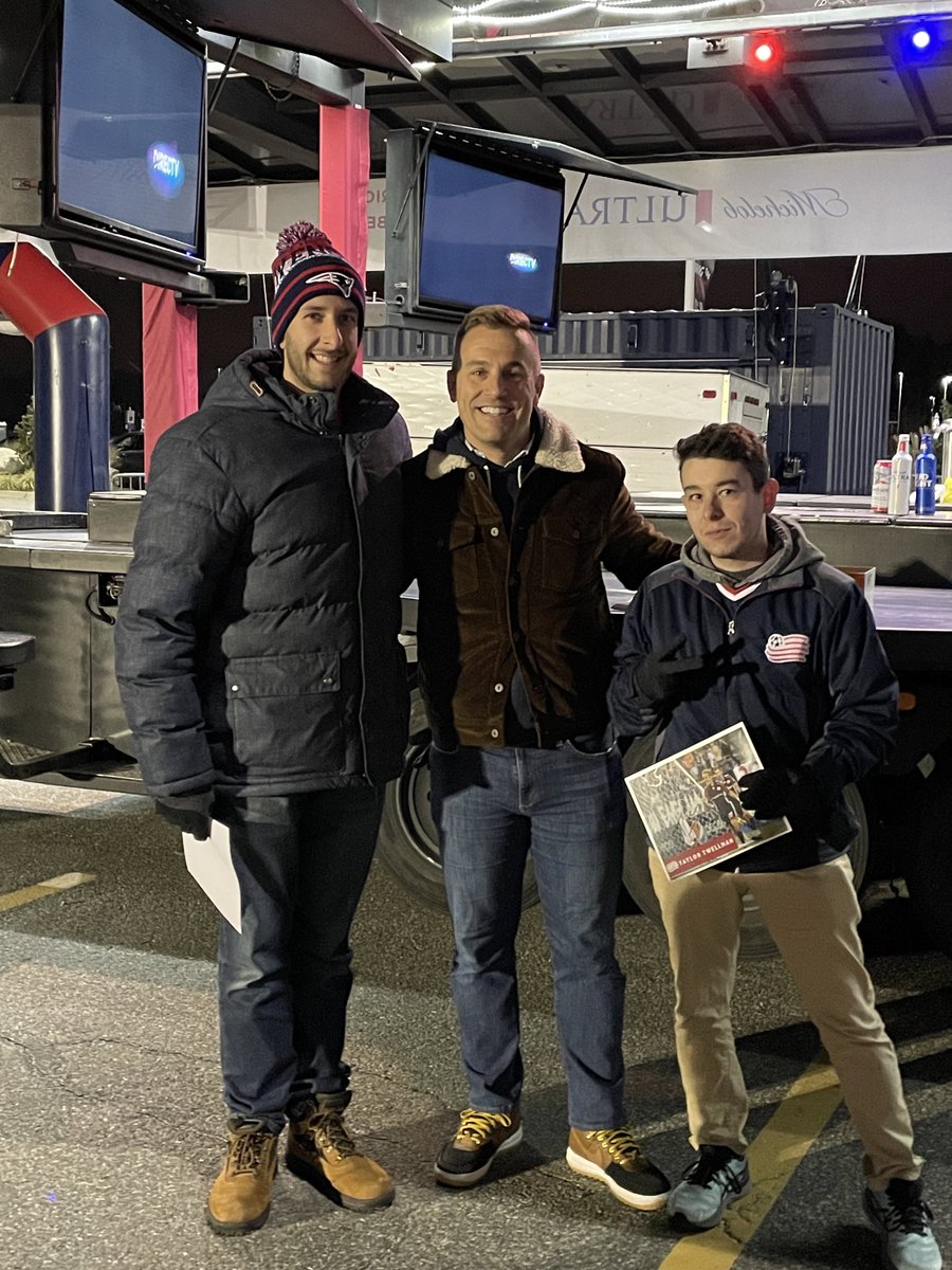 Dercy7's tweet photo. @TaylorTwellman @TaylorTwellman, you’re one of the biggest inspirations in my life. I still have the Revs shirt you signed for me in autograph alley over a decade ago. You’re a legend ❤️💙 https://t.co/WhDNI4i4e1