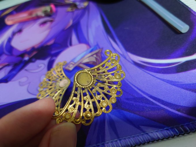 好难受，之前把装饰弄掉了就丢在柜子里一直没粘回去，今天修cos服才发现已经氧化发黑了QAQ https://t.co/57SJONFmJx<a href="/tag/%E4%BC%AA%E5%A8%98"class="tags"><span>#伪娘</span></a>