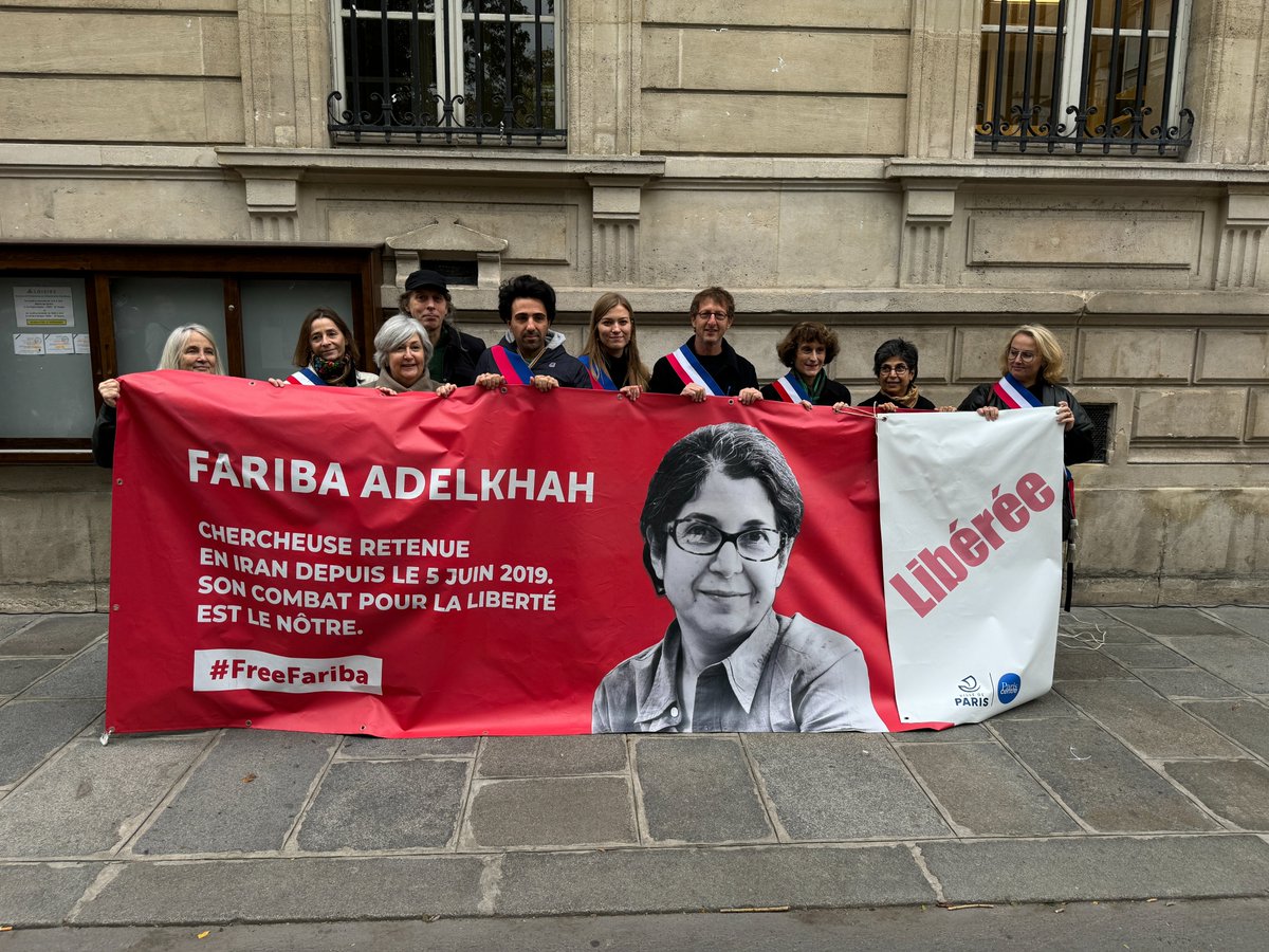 Libre ! Après 4 ans et 4 mois de captivité, la chercheuse Fariba Adelkhah est rentrée en France le 17 octobre dernier.

Ce vendredi, elle était à la Mairie de Paris Centre pour décrocher son portrait, qui ornait la façade depuis l’automne 2020.