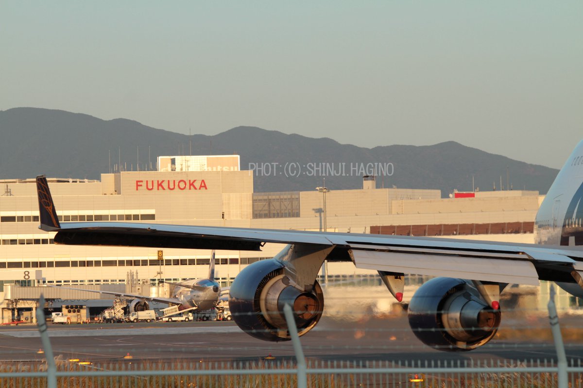 sh60j121's tweet photo. 2023年11月2日 #福岡空港(#RJFF/#FUK)にて撮影。
#アトラス航空(#GTI/#5Y)#B747-443(#N481MC)。
17時頃離陸、何とか見つけた国内線旅客ビル向かい(#福山通運)側の場所から、福岡空港らしさを撮影。
フェンス上部の写りこみ、ご了承ください。
画像2:ビル展望デッキには
画像3:土煙舞う https://t.co/vr4ONLKxe7