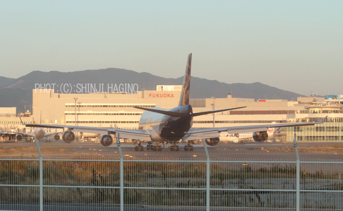 sh60j121's tweet photo. 2023年11月2日 #福岡空港(#RJFF/#FUK)にて撮影。
#アトラス航空(#GTI/#5Y)#B747-443(#N481MC)。
17時頃離陸、何とか見つけた国内線旅客ビル向かい(#福山通運)側の場所から、福岡空港らしさを撮影。
フェンス上部の写りこみ、ご了承ください。
画像2:ビル展望デッキには
画像3:土煙舞う https://t.co/vr4ONLKxe7