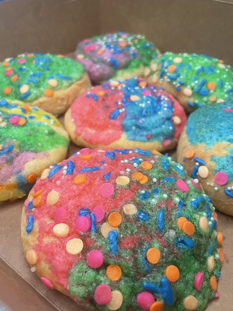 Diiimeco's tweet photo. Starting off the weekend with sweetness to share! Look at what our student's at #Coop_Tech did this morning at! #Show_up #Show_Off! #Conchas 💀🍭✨
#Stop_Collaborate_and_Listen🙌🏽 https://t.co/4cKxs5BIGe