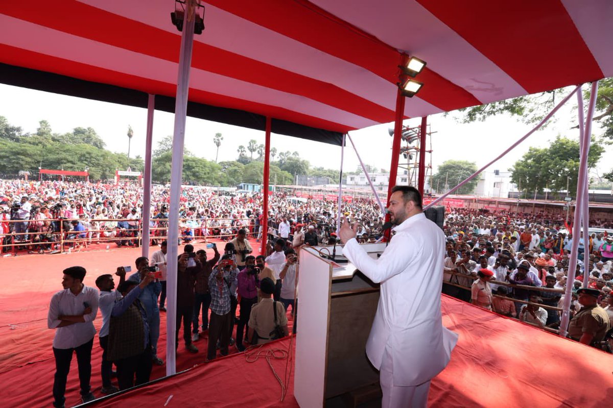 yadavtejashwi's tweet photo. कल पटना में CPI द्वारा आहूत “भाजपा भगाओ, देश बचाओ” रैली को संबोधित किया।

केंद्र सरकार की गलत नीतियों के कारण देश में रिकॉर्डतोड़ महंगाई, बेरोजगारी व गरीबी बढ़ रही है। लोकतंत्र को कुचल सैवधानिक संस्थाओं को नष्ट किया जा रहा है। सभी को देश, संविधान और सौहार्द बचाने तथा किसान, मजदूर, युवाओं एवं समावेशी विकास के लिए एकजुट होकर लड़ना होगा। #Bihar #TejashwiYadav