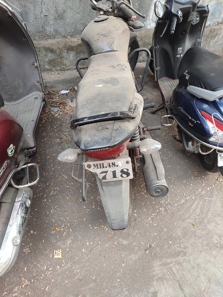 y_ashok's tweet photo. @MumbaiPolice @MTPHereToHelp  these two wheelers have been parking here for the last 1.5 years. I think these are stolen 2 wheelers and parks here. Because no one is in the area who claims that the vehicle is mine. Location is Nr Shukla classes,Orlem Tank Rd,Malad West https://t.co/ZEWcvC34pI