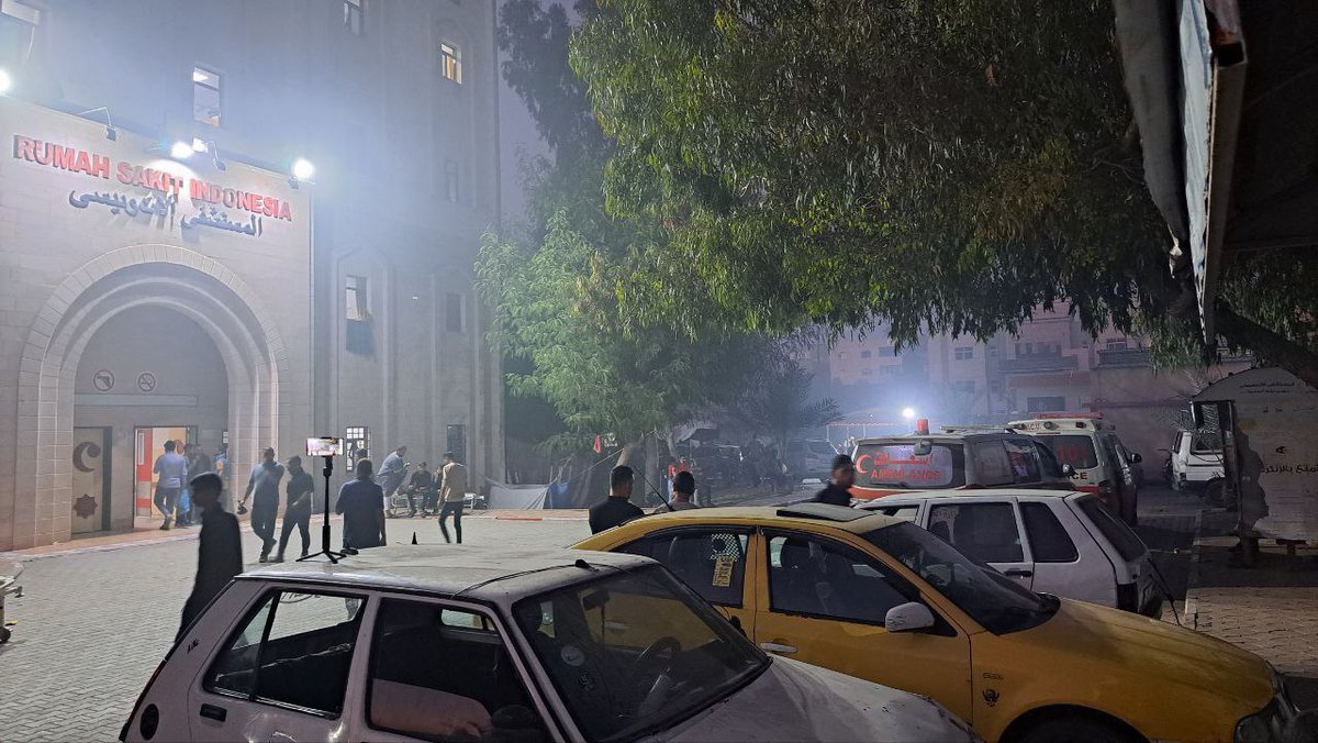 #BREAKING| Israeli jets drop smoke bombs at the Indonesian Hospital in #Gaza.