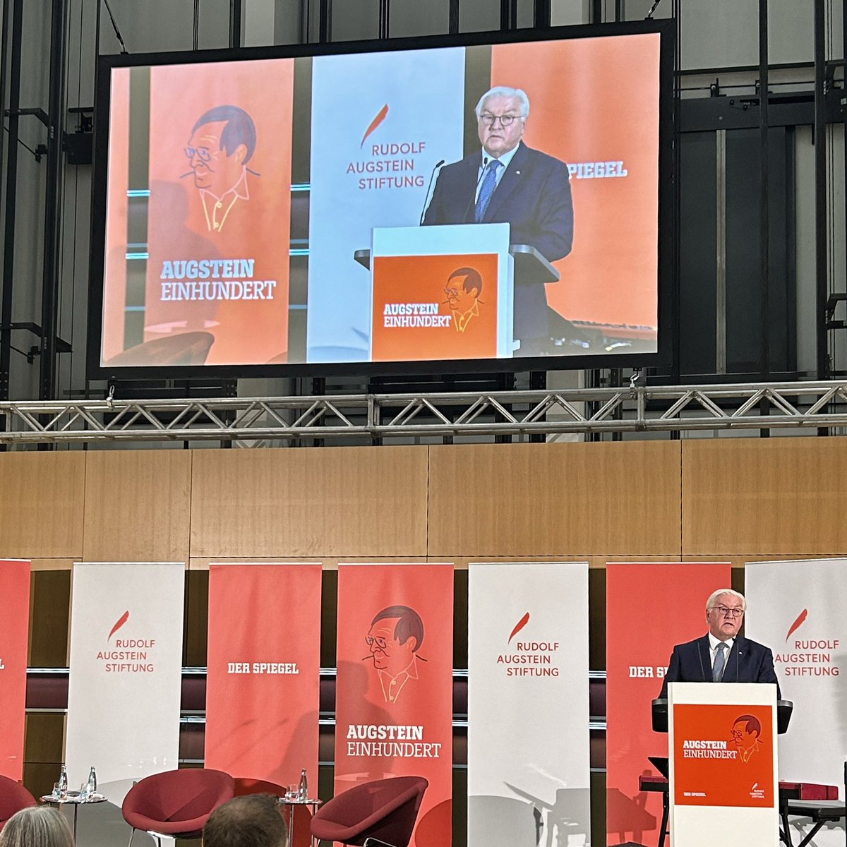 ZDFhamburg's tweet photo. #augsteineinhundert - Mit einem Festakt feiert der #SPIEGEL den 100. Geburtstag seines Gründers Rudolf Augstein. #Bundespräsident Frank-Walter Steinmeier betont in seiner Laudatio den Wert der #Pressefreiheit.
@ZDFheute @ZDFhamburg https://t.co/QTxs7N2R0i