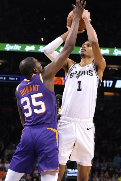 altieribruno's tweet photo. Kevin Durant primero se queja, luego baja los brazos y finalmente se resigna. KD, ahora, entiende lo que ocurría allá por 2014. 

Lo que sentían sus rivales cuando perseguían la estela de sus piernas elásticas, cuando intentaban en vano alcanzar esos brazos de plastilina que sentían el calor de acercarse mucho más al sol que sus oponentes.