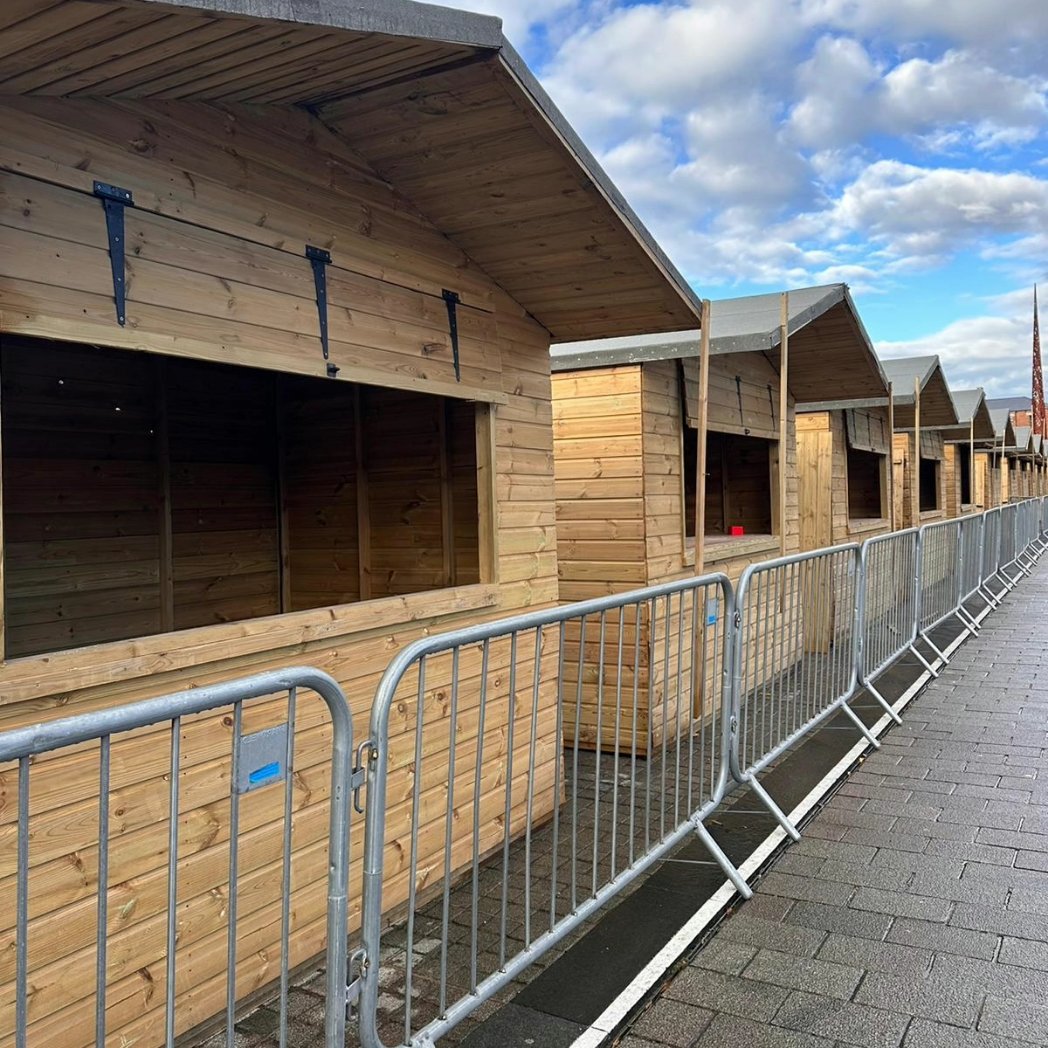 We are on build-up getting ready for the first Winter Markets at @gloucesterquays 🙌🙌🙌

We are open from 10am to 6pm and Sunday 10am to 5pm!

Make sure you come along!!!

#dontmissit #gloucester #gloucesterquays #christmasmarkets #christmasshopping #food #drink #gift #craft