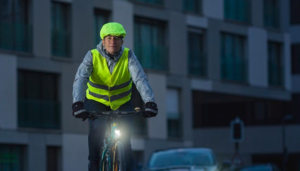 Les jours se raccourcissant. A vélo, il est important d’être vu par les autres usagers. Phares, réflecteurs, vêtement réfléchissants et casque avec lumière contribuent à améliorer la visibilité sur la route. suva.ch/fr-ch/preventi…
