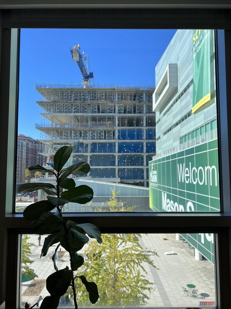 The view from my office window @georgemasonlaw undergoing dramatic changes with the exciting construction of FUSE at Mason Square across the way. // @GeorgeMasonNews @GeorgeMasonU @GMUPres @ProvostGMU @MasonResearch // “Topping Out” happening today.  gmu.edu/news/2023-11/f…