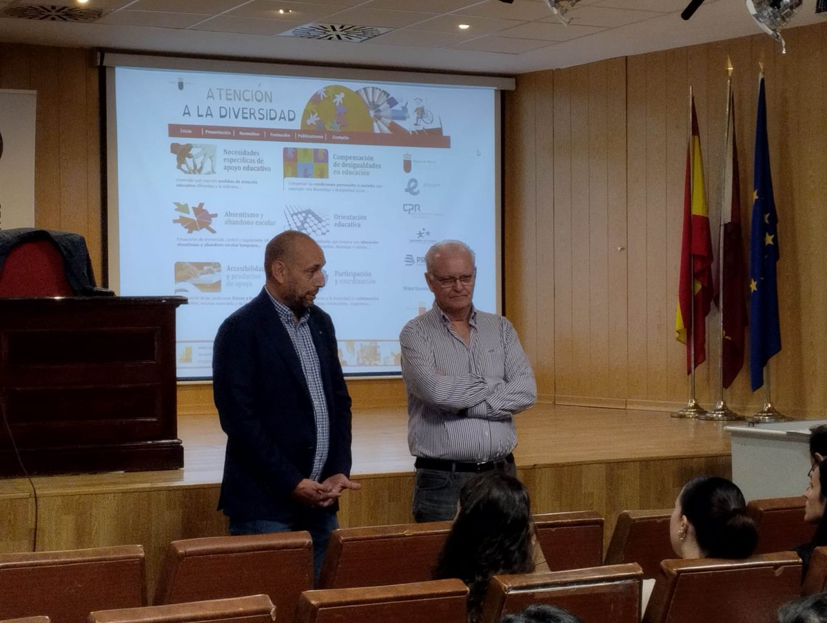 inclusivarm's tweet photo. Bienvenida a los maestros que participan en el Programa de Educación Inclusiva. Con Pedro Mondejar, Director General de Atención a la Diversidad, y Carlos Garrido, Jefe de Servicio de Atención a la Diversidad. https://t.co/TNNcELx7pL