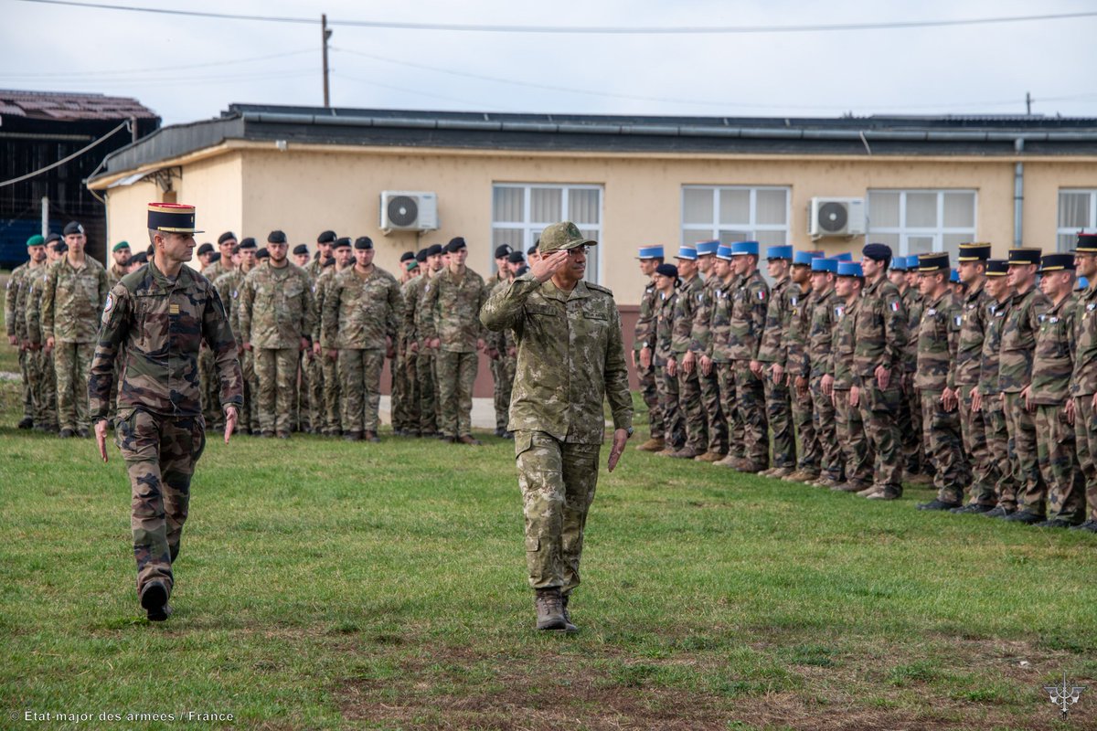 This morning in Cincu Camp, 🇫🇷,🇧🇪, 🇱🇺 soldiers have gathered for the official handover-takeover ceremony between Eagle 5 and Eagle 6 mandates in front of Romanian and NATO authorities. #MissionAigle #WeAreNATO #CollectiveDefense