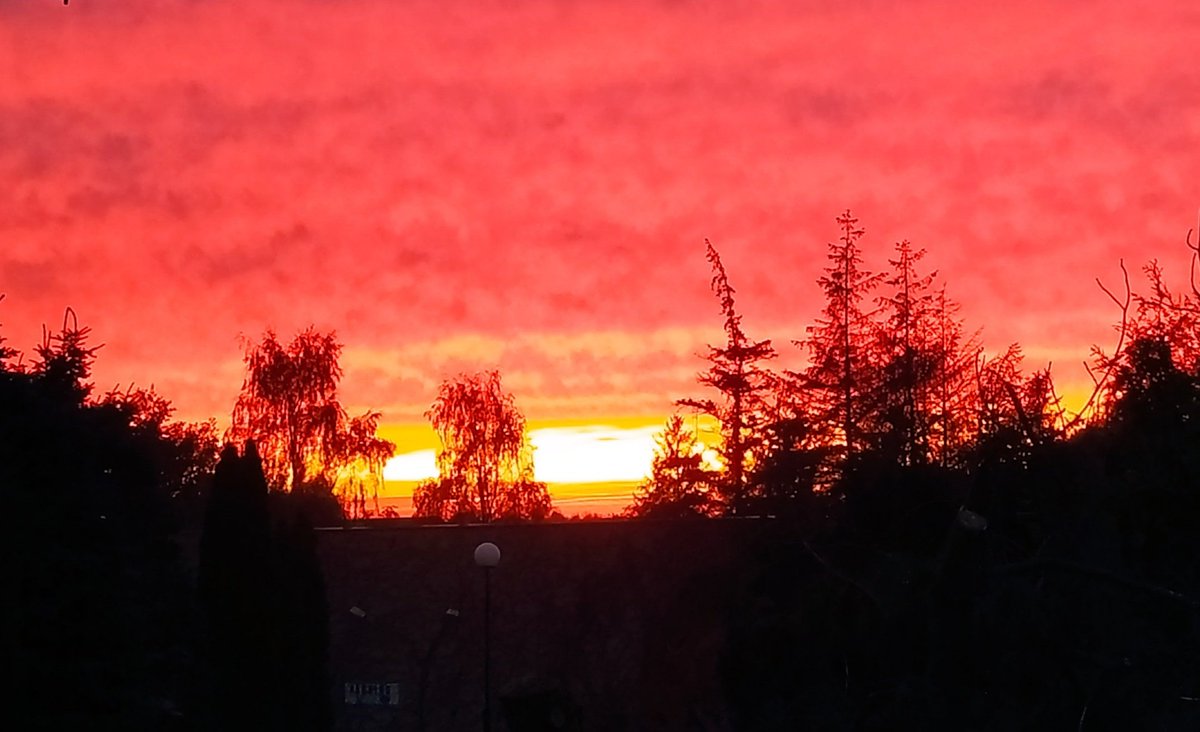 PrzemekLonyszyn's tweet photo. Takie zachody słońca tylko na wybrzeżu🌅
#Rewal https://t.co/fsYwRnF4IP