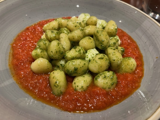 It’s #foodiefriday at the Saros Restaurant in #thessaloniki #greece. Want to try some gnocchi with fresh tomato sauce, mozzarella and basil?
 
#thessalonikifood #urbancentersgr #visitthessaloniki #travelwritersuniversity #ifwtwa1 @ifwtwa1#travelwritersuniversity #ifwtwa1 @ifwtwa1